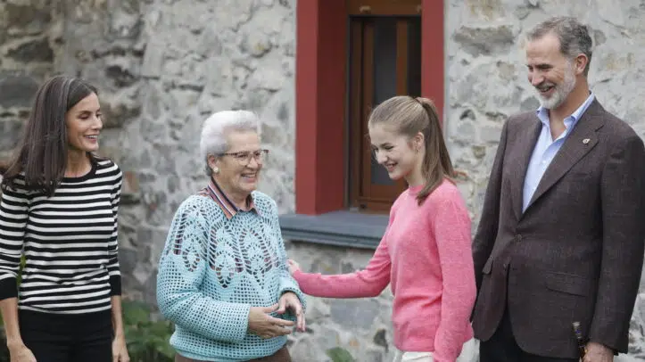 La Princesa Leonor saluda a una vecina, junto a los reyes, en la parroquia de Cadavéu, a la que los reyes van a entregar el ‘Premio al Pueblo Ejemplar de Asturias 2022’, a 29 de octubre de 2022, en Cadavedo, Concejo de Valdés, Asturias, (España). Los Reyes de España, acompañados por la Princesa de Asturias entregan a la Parroquia de Cadavéu, el ‘Premio al Pueblo Ejemplar de Asturias 2022’, por “haber sabido mantener la diversidad productiva en el medio rural, con la que han conseguido tanto fijar población como asegurar el relevo generacional, y por ser una comunidad viva y organizada”. El jurado también ha querido destacar “la atención que se presta a los vecinos de mayor edad en el territorio como valor social, así como la promoción de la cultura propia siguiendo la estela del padre Galo”. 29 OCTUBRE 2022;REALEZA;ROYAL;REYES;FAMILIA REAL;ASTURIES;PRINCIPADO;PREMIO;RURAL;REINA DE ESPAÑA;REINA CONSORTE;GANCHILLO;MUJER MAYOR Jorge Peteiro / Europa Press (Foto de ARCHIVO) 29/10/2022