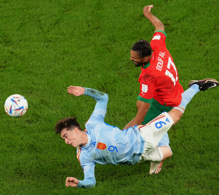 El gol por la escuadra de Mohamed VI a las federaciones de España y Portugal