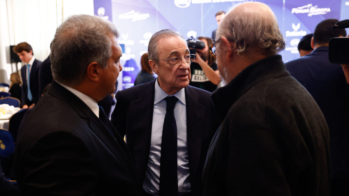 Joan Laporta (I), presidente del FC Barcelona, junto a Florentino Pérez (C), presidente del Real Madrid y Jordi Roures, presidente de MediaPro (D)