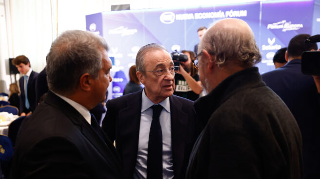 Joan Laporta (I), presidente del FC Barcelona, junto a Florentino Pérez (C), presidente del Real Madrid y Jordi Roures, presidente de MediaPro (D)