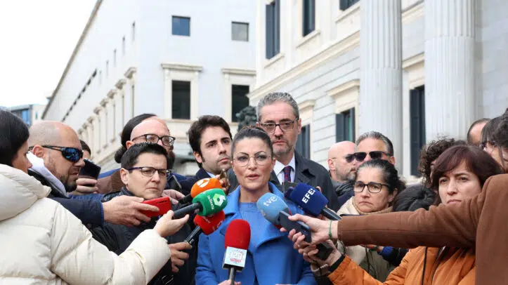 La abogada del Estado y exdiputada de Vox Macarena Olona ofrece declaraciones a los medios tras registrar la Iniciativa Legislativa Popular para derogar la ley actual de violencia de género
