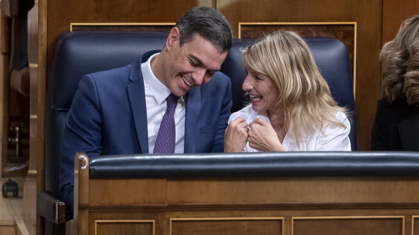 El presidente del Gobierno, Pedro Sánchez, y la vicepresidenta segunda y ministra de Trabajo y Economía Social, Yolanda Díaz, en el Pleno del Congreso de los Diputados, a 24 de enero de 2023, en Madrid (España). Sánchez ha informado hoy de los Consejos Europeos celebrados los días 20 y 21 de octubre y 15 de diciembre de 2022, así como de las medidas anticrisis. Estas comparecencias no se incluyeron en los últimos plenos de diciembre y habían quedado pendientes. Sánchez comparece después de los debates del decreto-ley que prorroga algunas de las medidas puestas en marcha tras la guerra de Ucrania para paliar los efectos de la subida precios y el de la nueva prestación para artistas. Alberto Ortega / Europa Press (Foto de ARCHIVO) 24/1/2023