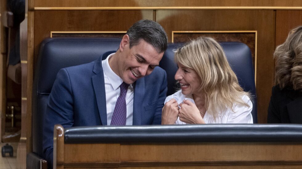 El presidente del Gobierno, Pedro Sánchez, y la vicepresidenta segunda y ministra de Trabajo y Economía Social, Yolanda Díaz, en el Pleno del Congreso de los Diputados, a 24 de enero de 2023, en Madrid (España). Sánchez ha informado hoy de los Consejos Europeos celebrados los días 20 y 21 de octubre y 15 de diciembre de 2022, así como de las medidas anticrisis. Estas comparecencias no se incluyeron en los últimos plenos de diciembre y habían quedado pendientes. Sánchez comparece después de los debates del decreto-ley que prorroga algunas de las medidas puestas en marcha tras la guerra de Ucrania para paliar los efectos de la subida precios y el de la nueva prestación para artistas. Alberto Ortega / Europa Press (Foto de ARCHIVO) 24/1/2023