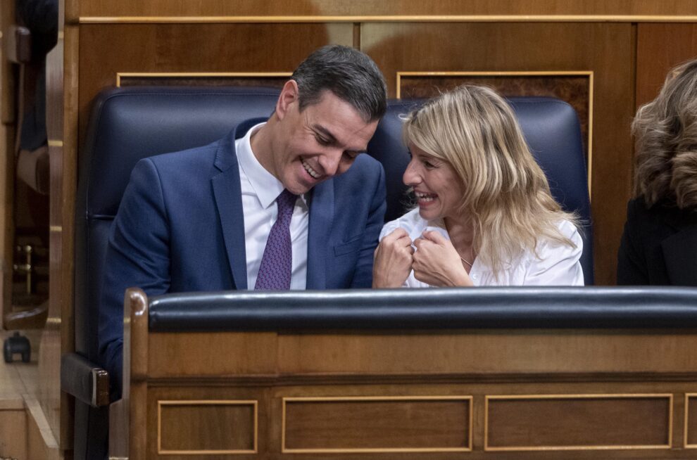 El presidente del Gobierno, Pedro Sánchez, y la vicepresidenta segunda y ministra de Trabajo y Economía Social, Yolanda Díaz, en el Pleno del Congreso de los Diputados, a 24 de enero de 2023, en Madrid (España). Sánchez ha informado hoy de los Consejos Europeos celebrados los días 20 y 21 de octubre y 15 de diciembre de 2022, así como de las medidas anticrisis. Estas comparecencias no se incluyeron en los últimos plenos de diciembre y habían quedado pendientes. Sánchez comparece después de los debates del decreto-ley que prorroga algunas de las medidas puestas en marcha tras la guerra de Ucrania para paliar los efectos de la subida precios y el de la nueva prestación para artistas. Alberto Ortega / Europa Press (Foto de ARCHIVO) 24/1/2023