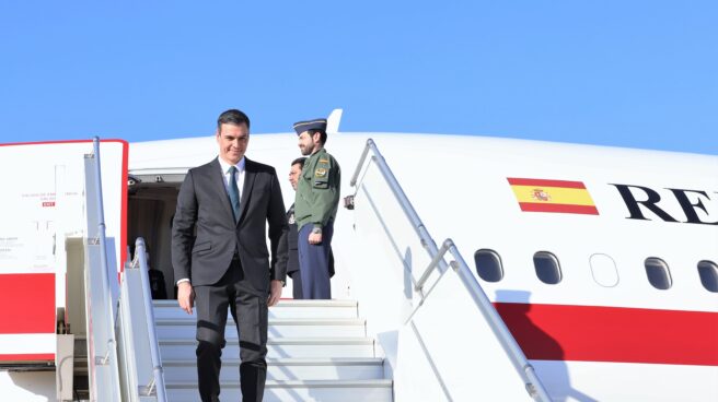 l presidente del Gobierno de España, Pedro Sánchez, baja del avión presidencial, Falcon