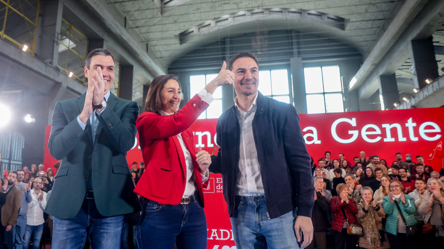 El secretario general del PSOE y presidente del Gobierno, Pedro Sánchez (i), presenta a la ministra de Industria, Comercio y Turismo, Reyes Maroto, como candidata a la alcaldía de Madrid, junto al secretario general de los socialistas madrileños, Juan Lobato (d), en La Nave, a 4 de febrero de 2023, en Madrid (España). Maroto fue anunciada como alcaldable madrileña el pasado noviembre y en el acto de hoy, que se enmarca dentro de la campaña socialista de cara a las próximas elecciones municipales y autonómicas.