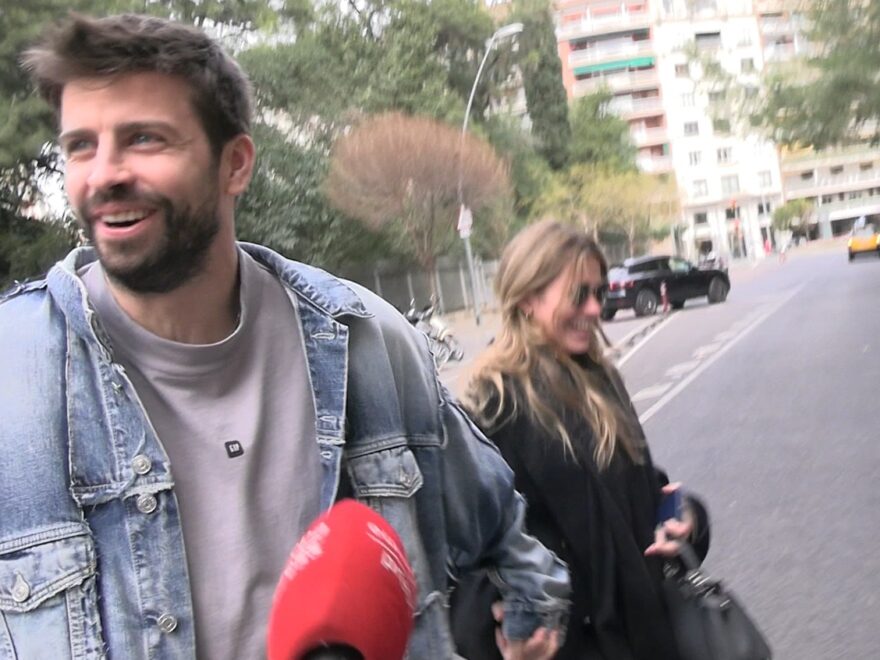 Gerard Piqué y Clara Chía pasean cogidos de la mano en una foto de febrero