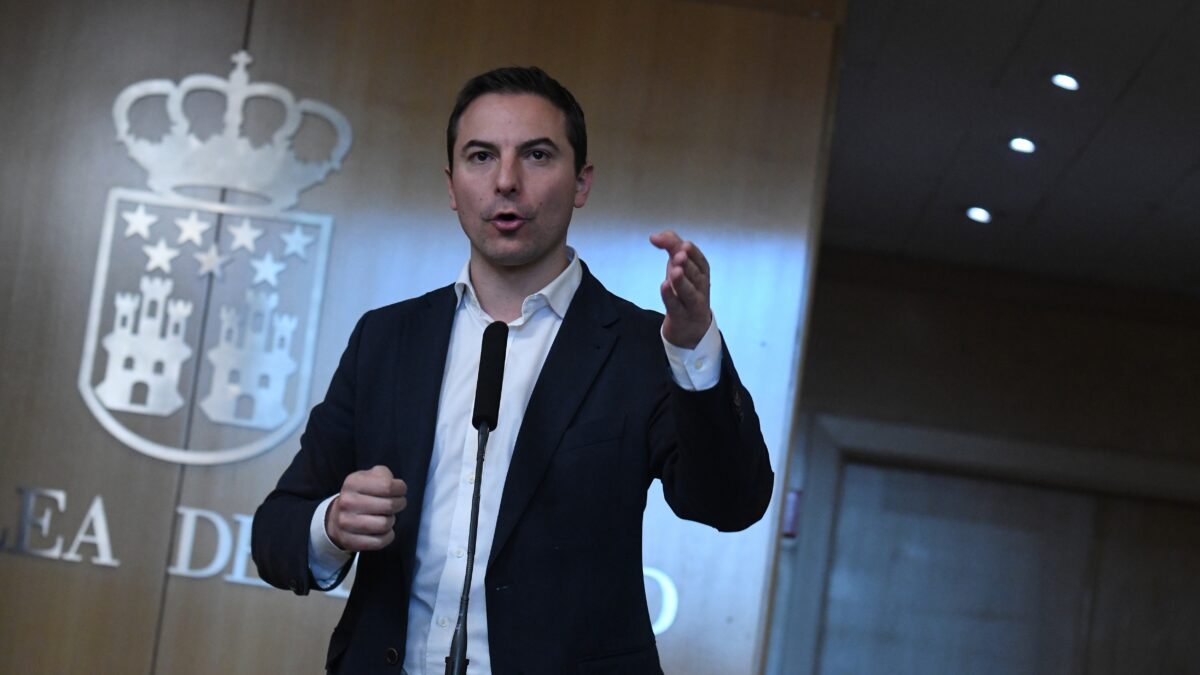 El secretario general de los socialistas madrileños y portavoz del PSOE en la Asamblea, Juan Lobato, comparece durante un pleno en la Asamblea de Madrid, a 16 de febrero de 2023, en Madrid (España). Esta sesión plenaria tiene lugar un día después de que el Gobierno regional se reuniese con el comité de huelga de los sindicatos de médicos y pediatras sin llegar a ningún acuerdo y tras la multitudinaria manifestación a favor de la sanidad pública del pasado 12 de febrero. 16 FEBRERO 2023;MADRID;PLENO ASAMBLEA DE MADRID;ATENCION PRIMARIA Fernando Sánchez / Europa Press 16/2/2023