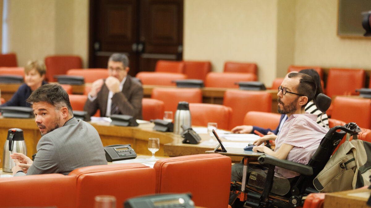 Los portavoces en el Congreso de Unidas Podemos, Pablo Echenique (c); ERC, Gabriel Rufián (i), y PSOE, Patxi López, el pasado 21 de febrero de 2023 en la Cámara baja.