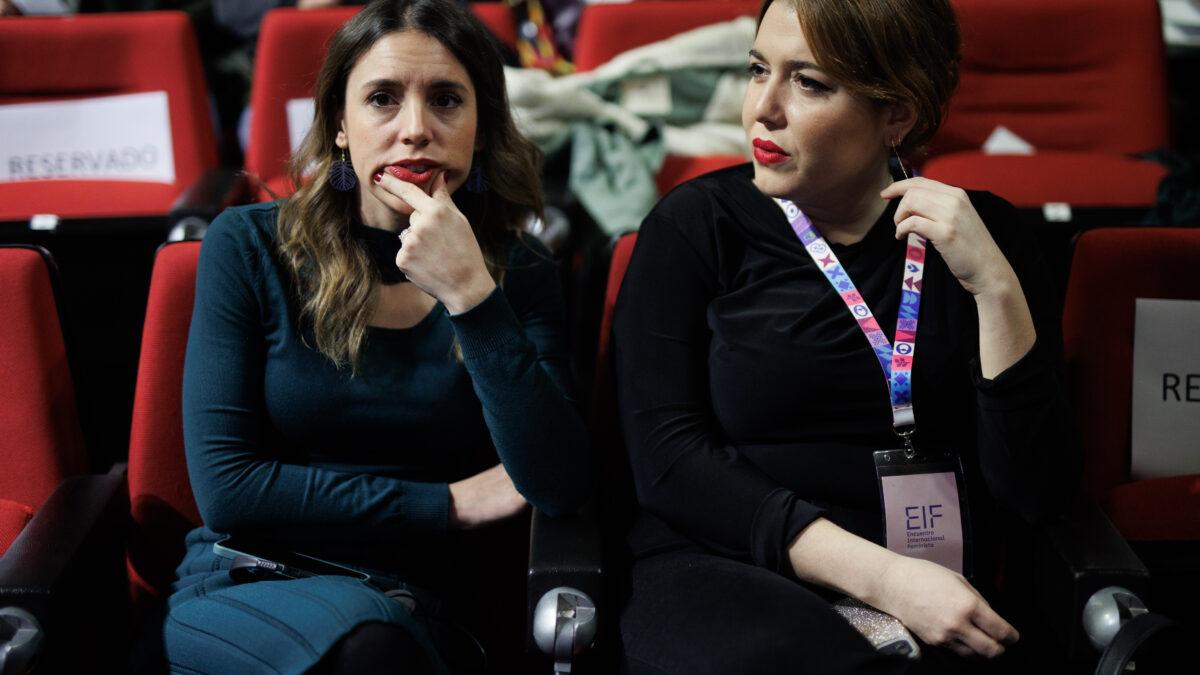 La ministra de Igualdad, Irene Montero (i), y la secretaria de Estado de Igualdad y contra la Violencia de Género, Ángela Rodríguez 'Pam' (d),