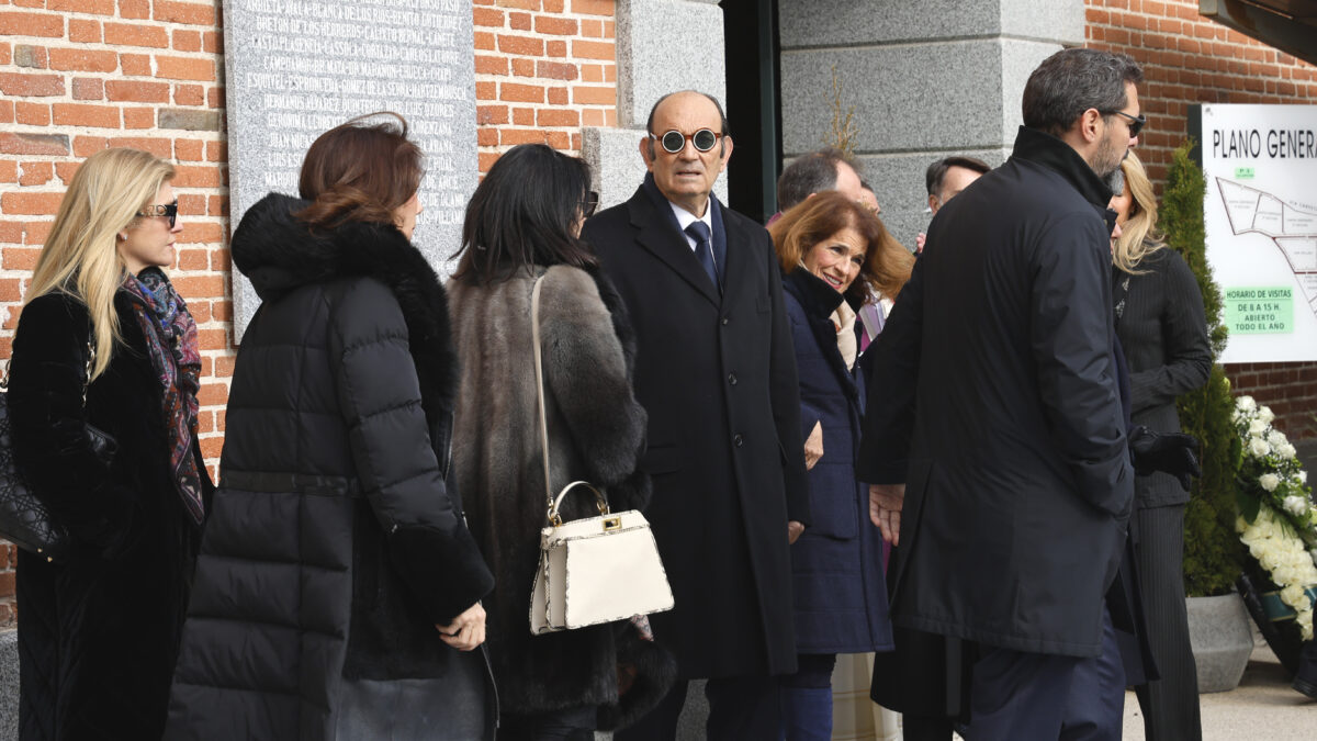 Félix Revuelta, viudo de Luisa Rodríguez, y Ana Botella llegan al cementerio Sacramental de San Justo para darle el último adiós