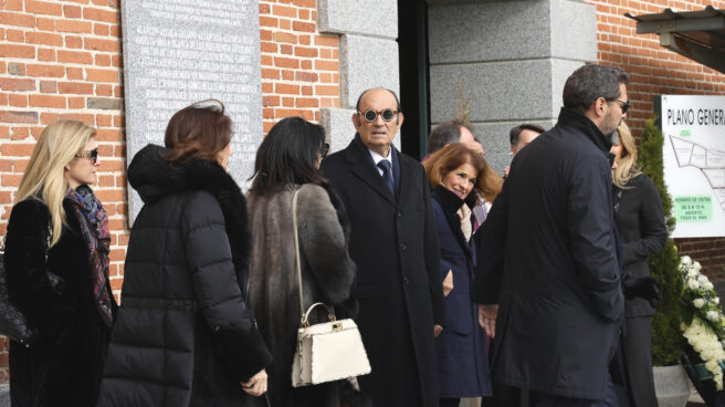 Félix Revuelta, viudo de Luisa Rodríguez, y Ana Botella llegan al cementerio Sacramental de San Justo para darle el último adiós Félix Revuelta, viudo de Luisa Rodríguez, y Ana Botella llegan al cementerio Sacramental de San Justo para darle el último adiós