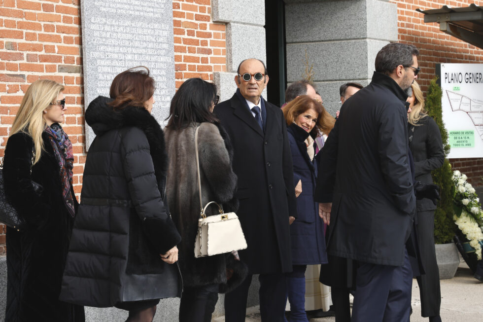 Félix Revuelta, viudo de Luisa Rodríguez, y Ana Botella llegan al cementerio Sacramental de San Justo para darle el último adiós