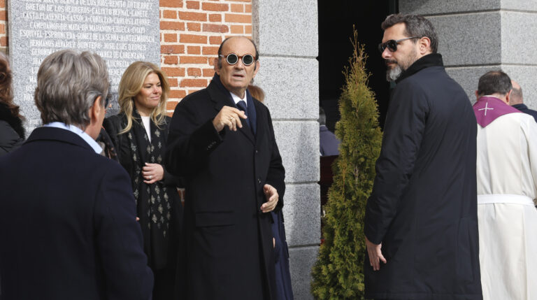 Cristina Valls Taberner, Félix Revuelta y Kilian Revuelta a su llegada al cementerio Sacramental de San Justo para darle el último adiós a Luisa Rodríguez