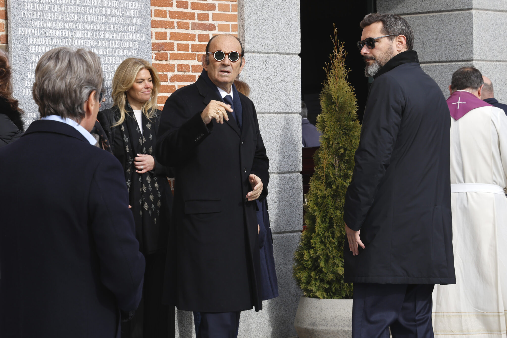 Cristina Valls Taberner, Félix Revuelta y Kilian Revuelta a su llegada al cementerio Sacramental de San Justo para darle el último adiós a Luisa Rodríguez