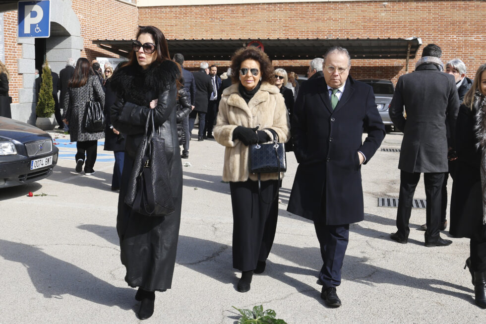 Yolanda Font, Cuqui Font y Antonio Miguel Carmona a su llegada al cementerio Sacramental de San Justo para darle el último adiós a Luisa Rodríguez