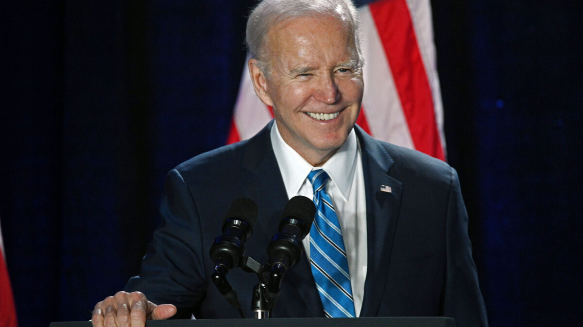 El presidente de EE.UU., Joe Biden, reacciona mientras habla durante la Conferencia anual de cuestiones democráticas