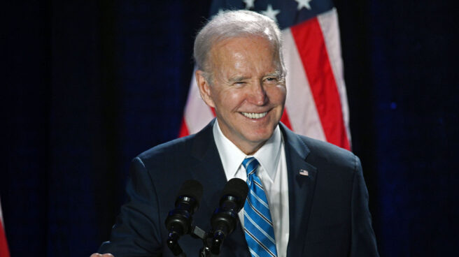 El presidente de EE.UU., Joe Biden, reacciona mientras habla durante la Conferencia anual de cuestiones democráticas