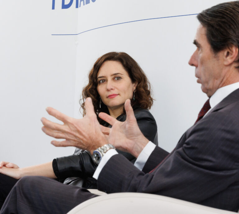 Ayuso y Aznar critican al Gobierno por llamar "antipatriota" a Ferrovial