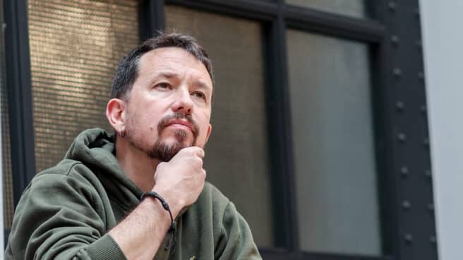 La guerra pública entre Pablo Iglesias y Elizabeth Duval: "Señora, suélteme el brazo" El exvicepresidente segundo del Gobierno y exlíder de Podemos, Pablo Iglesias, durante la presentación del primer libro de Pablo Echenique, ‘Memorias de un piloto de combate’,