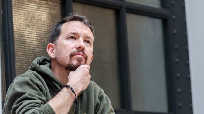 La guerra pública entre Pablo Iglesias y Elizabeth Duval: «Señora, suélteme el brazo»