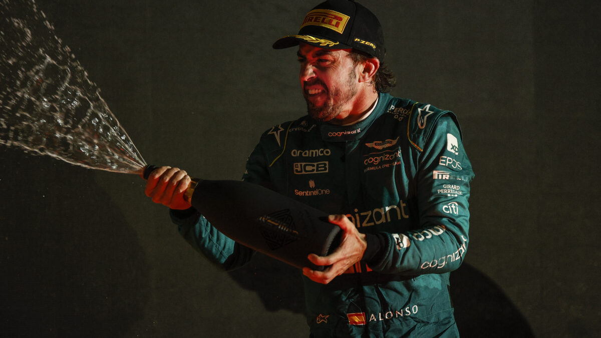 Fernando Alonso celebra su tercera posición en el GP de Bahréin