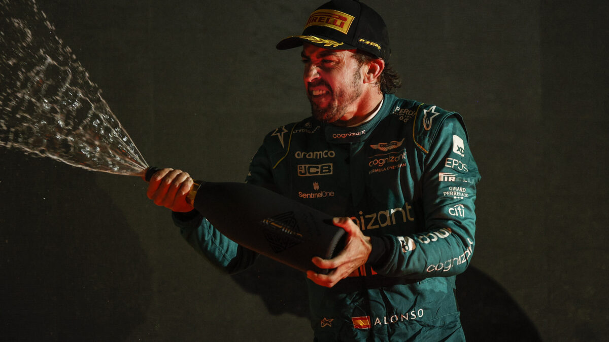 Fernando Alonso celebra su tercera posición en el GP de Bahréin