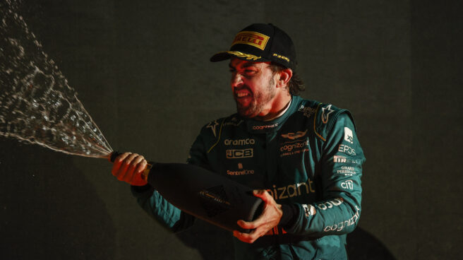 Fernando Alonso celebra su tercera posición en el GP de Bahréin