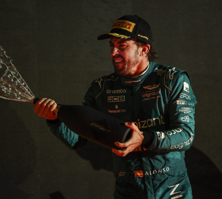 Alonso asalta el parqué: Aston Martin sube hasta un 23% en bolsa tras el podio en Bahréin