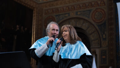Serrat y Maria del Mar Bonet, investidos doctores Honoris causa por su papel en la música catalana