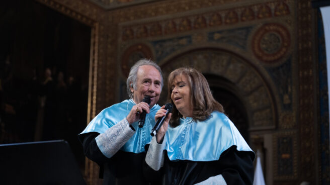 Los cantantes Joan Manuel Serrat y Maria del Mar Bonet cantan tras ser investidos doctores Honoris causa, en el Paraninfo de la Universidad de Barcelona