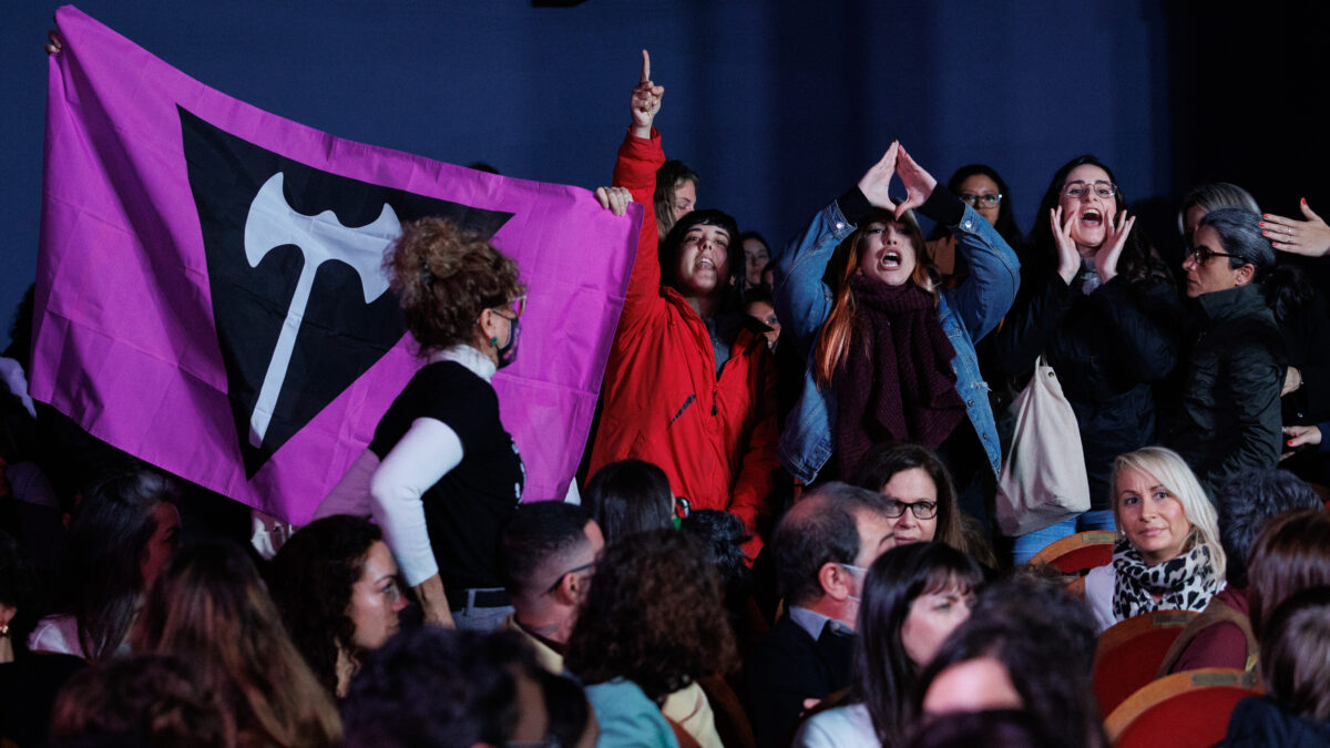 8-M: varias mujeres protestan contra Irene Montero en el teatro Pavón de Madrid.