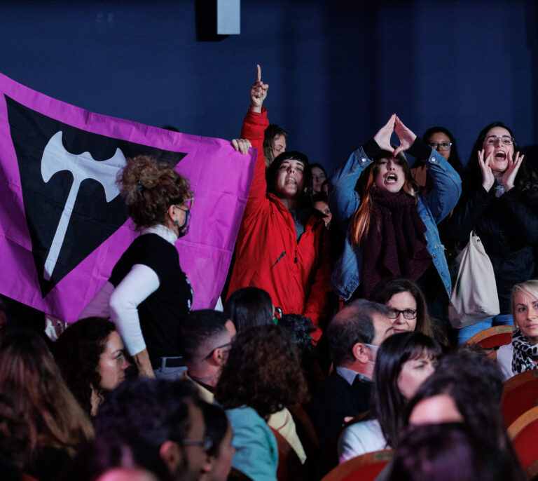 "¿Qué es una mujer?", la pregunta a Irene Montero que ha desatado la bronca en el acto institucional del 8-M