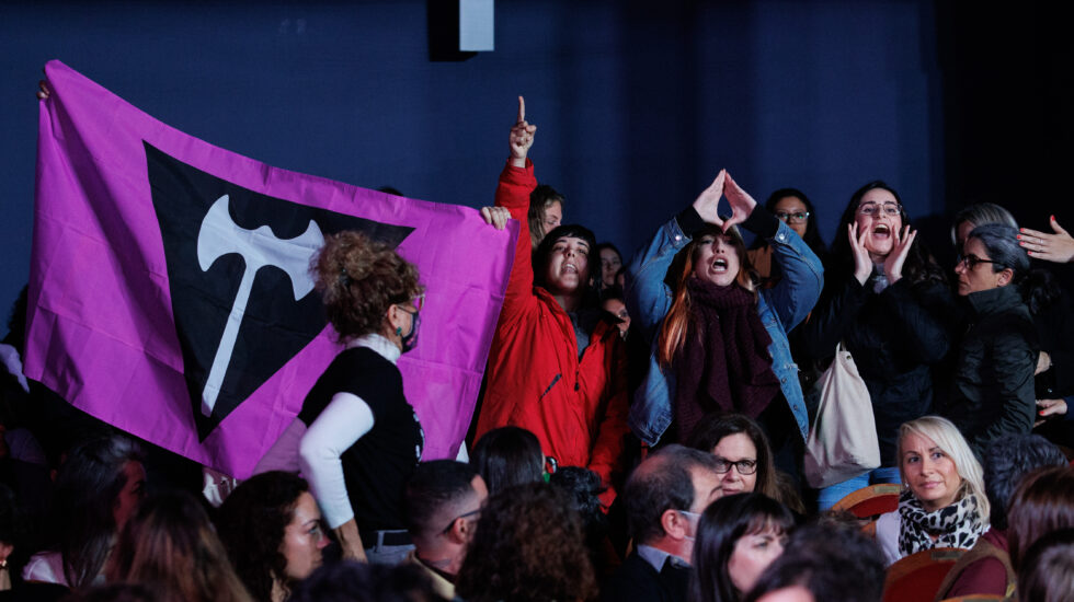 8-M: varias mujeres protestan contra Irene Montero en el teatro Pavón de Madrid.