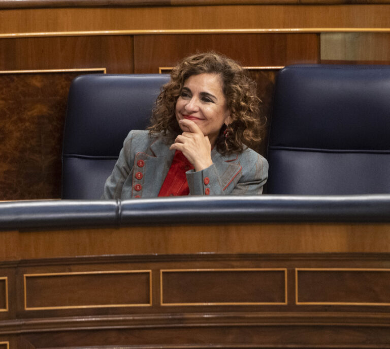 El Gobierno intenta salir de su cisma por el 'sí es sí' reactivando su agenda legislativa