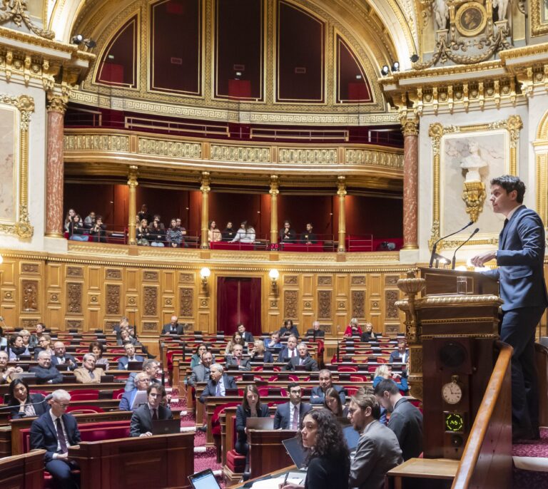 El Senado francés desoye las protestas y aprueba la reforma de las pensiones de Macron