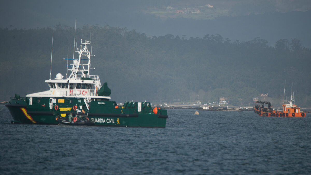 La Guardia Civil viga la zona donde ha encontrado el narcosubmarino.