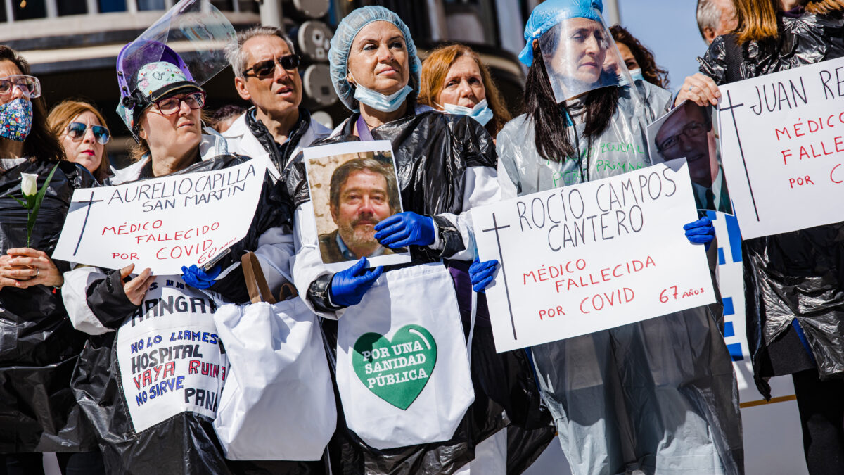 Médicos y pediatras de Atención Primaria y Urgencias Extrahospitalarias vestidos con bolsas de basura durante una manifestación para reclamar mejoras en el primer nivel asistencial