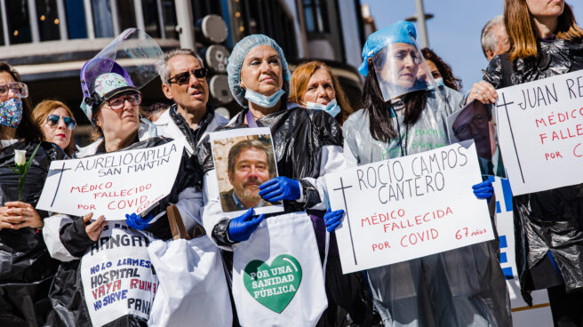 Médicos y pediatras de Atención Primaria y Urgencias Extrahospitalarias vestidos con bolsas de basura durante una manifestación para reclamar mejoras en el primer nivel asistencial