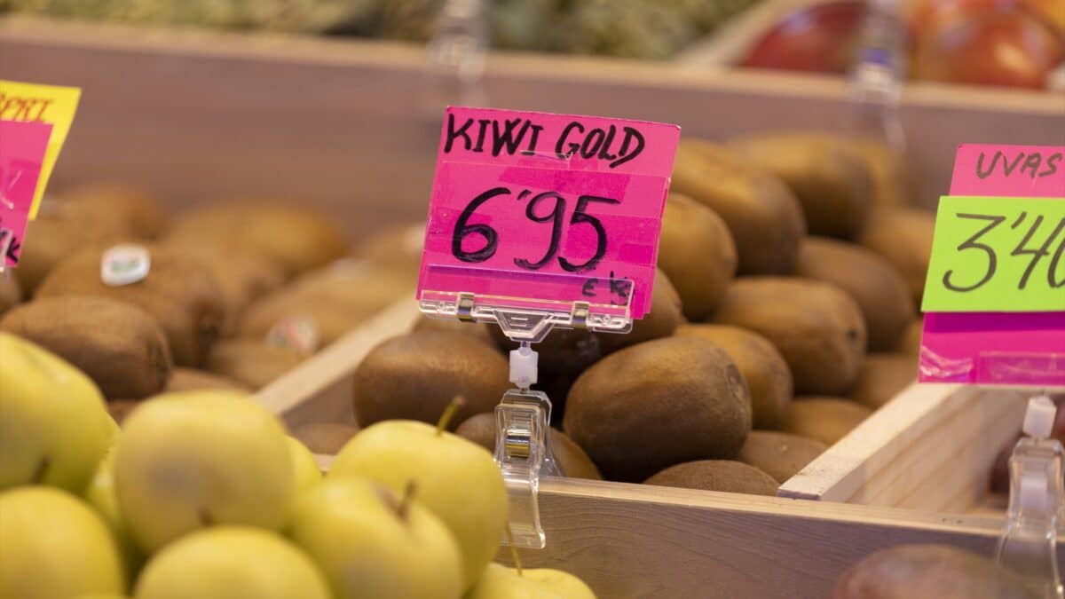 Kiwis en una frutería en un puesto de un mercado de Madrid.