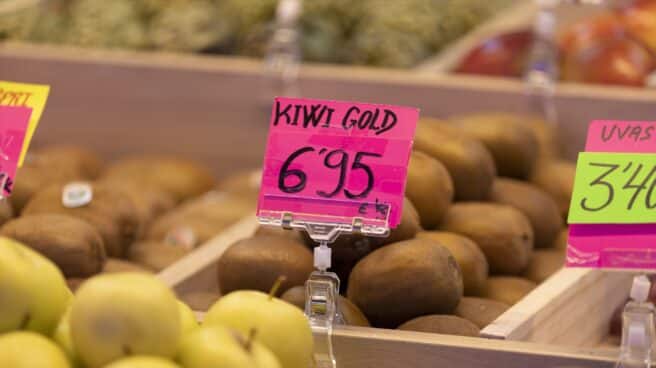 Kiwis en una frutería en un puesto de un mercado de Madrid.
