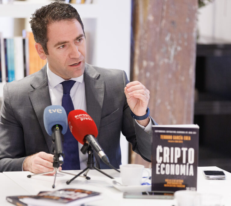 Teodoro García Egea deja su escaño el día que presenta su libro sobre criptomonedas