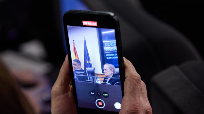 RTVE retransmitirá en directo el debate de la moción de censura contra Sánchez Una persona graba la comparecencia del presidente de VOX, Santiago Abascal (i), y el candidato de la moción de censura, el profesor Ramón Tamames (d), ante los medios en el Congreso de los Diputados