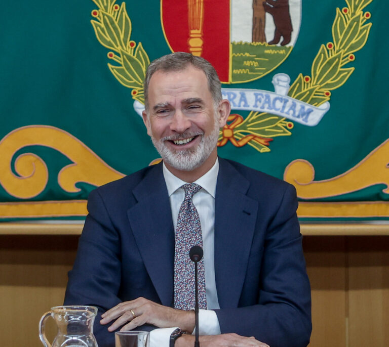 El rey Felipe, emocionado y entre risas en su vuelta a la universidad: "Una alegría veros a todos"