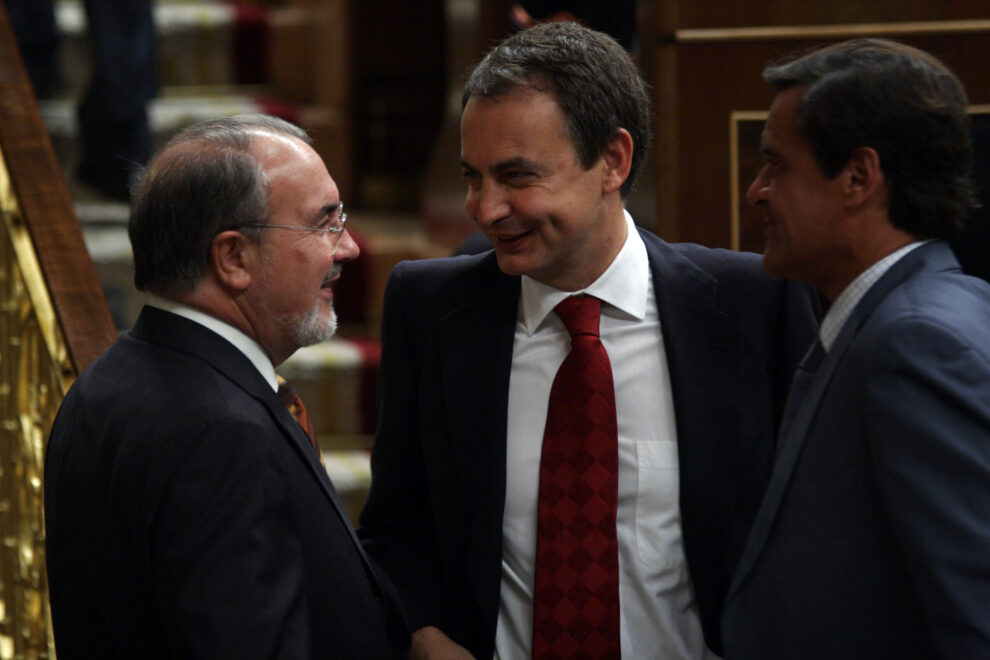 Solbes conversa con Zapatero y Aguilar en las Cortes en 2007.