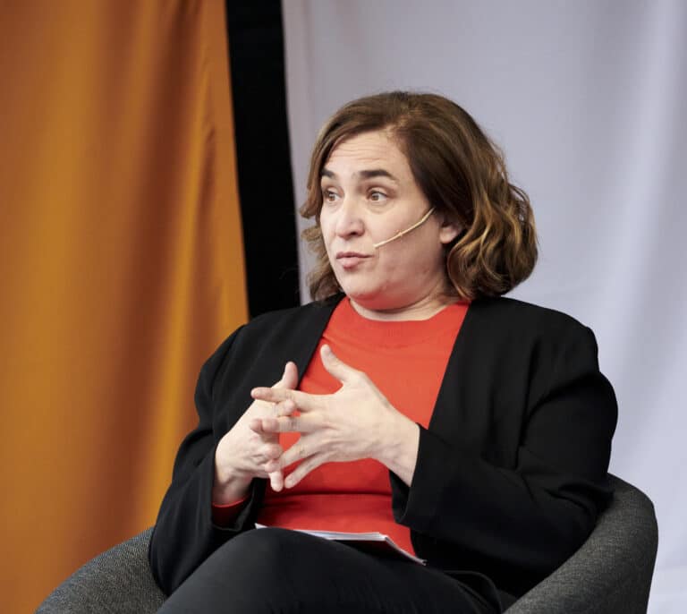 Colau acusa a Carmen Calvo de "comprar la agenda de la extrema derecha" con el colectivo LGTBI