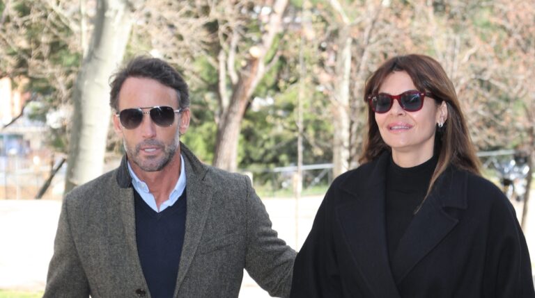 Álvaro Muñoz Escassi y Maria Jose Suárez en el Tanatorio San Isidro para despedir a Laura Valenzuela a 18 de Marzo de 2023 en Madrid (España).