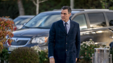 Pedro Sánchez asiste a la capilla ardiente del ex vicepresidente Pedro Solbes