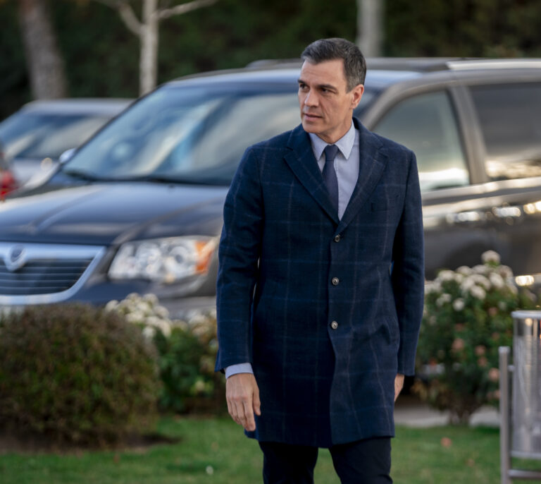 Pedro Sánchez asiste a la capilla ardiente del ex vicepresidente Pedro Solbes