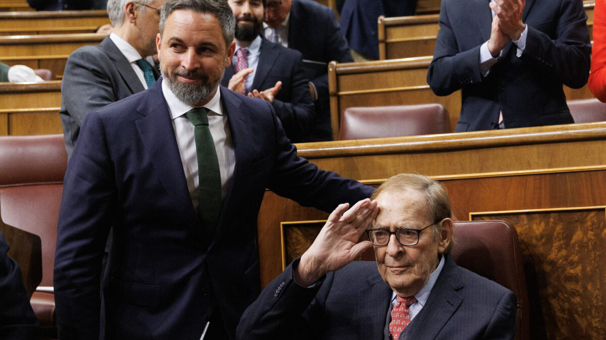 El líder de VOX, Santiago Abascal (i) y el candidato de la moción de censura, el profesor y economista Ramón Tamames (d), durante un debate de la moción de censura, en el Congreso de los Diputados